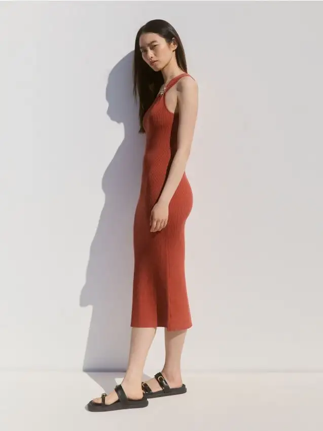 Abito asimmetrico con dettaglio Colore rosso piccante