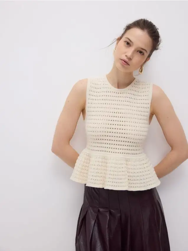 Top in maglia con peplo Colore nude