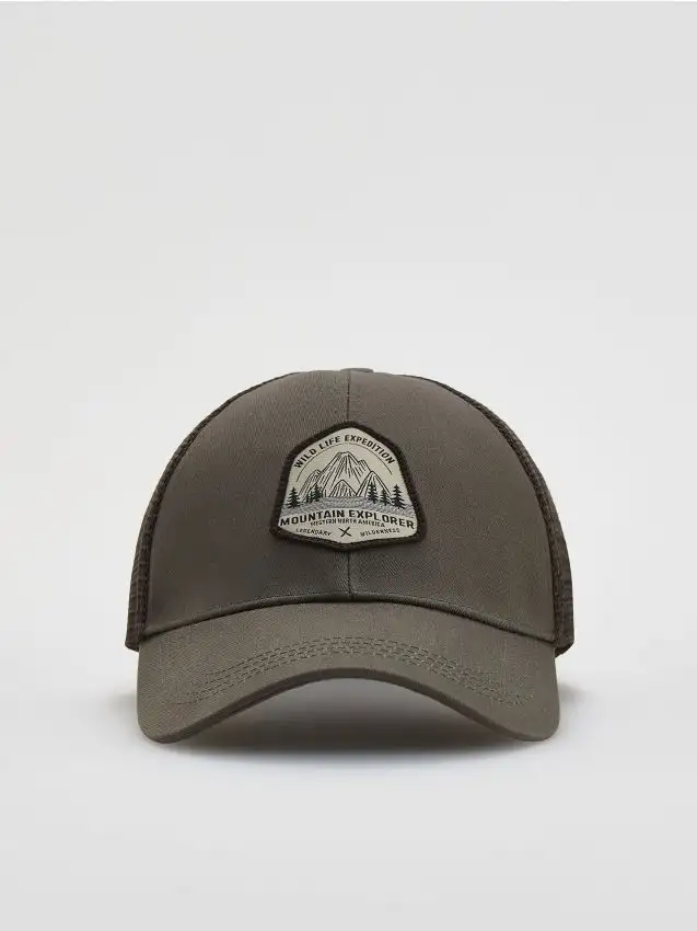 Cappello trucker con visiera e applicazione Colore verde oliva chiaro