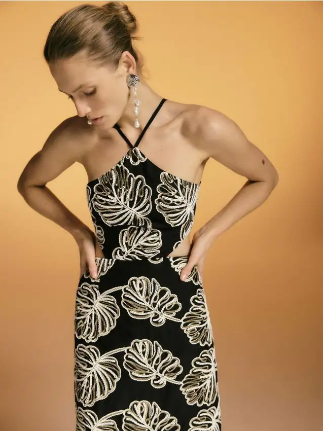 Abito midi con ricamo Colore nero