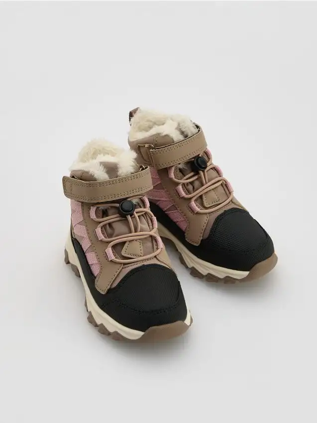 Stivaletti isolanti stringati Colore caffè