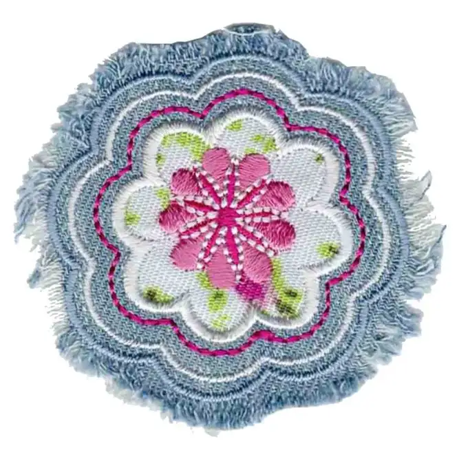 Distintivo fiore blu e rosa