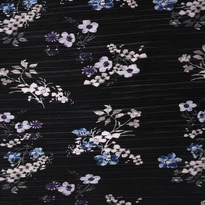 Tessuto satinato plissettato nero fiori
