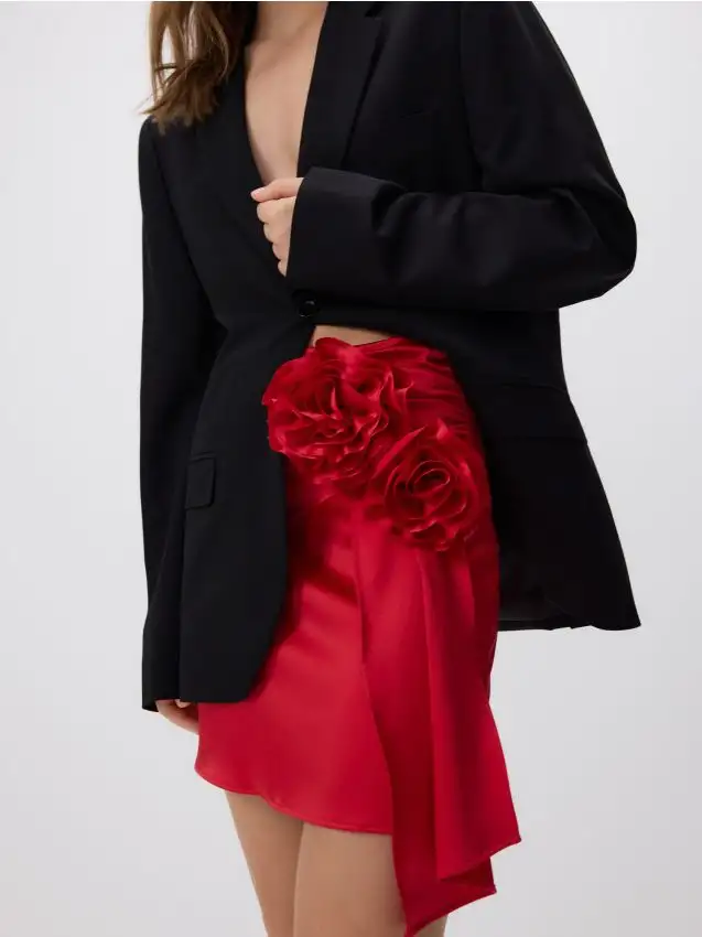 Gonna con fiori cuciti Colore rosso