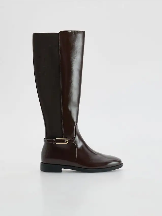 Stivali con cinturino decorativo Colore mogano