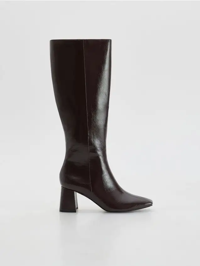 Stivali alti con tacco Colore marrone scuro