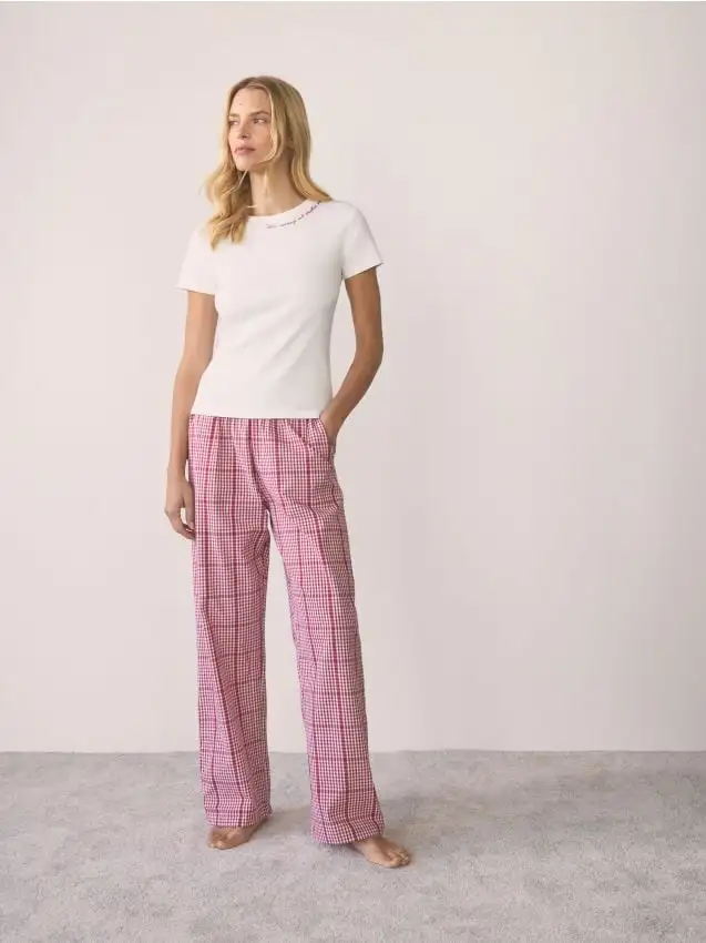 Pigiama due pezzi con ricamo Colore rosso