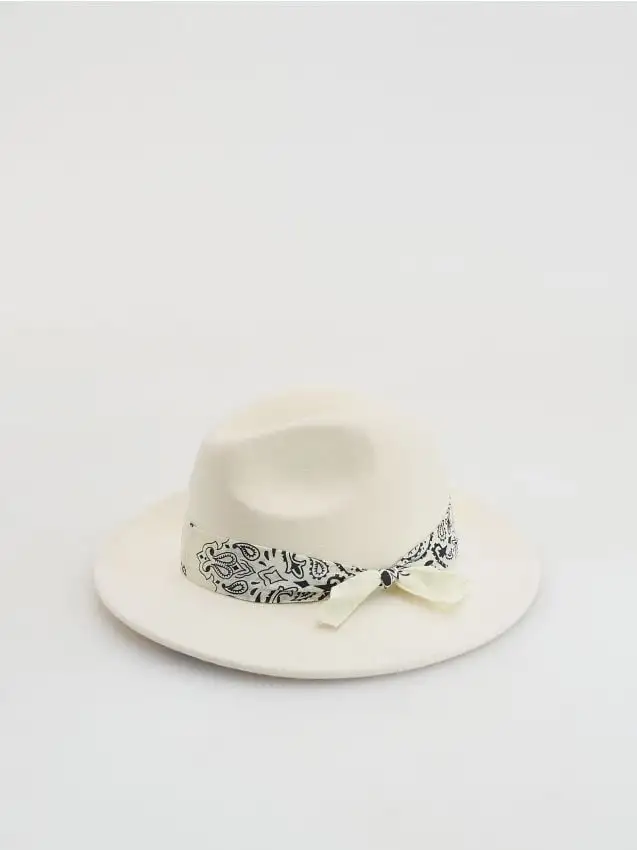 Cappello di lana con cinturino Colore panna