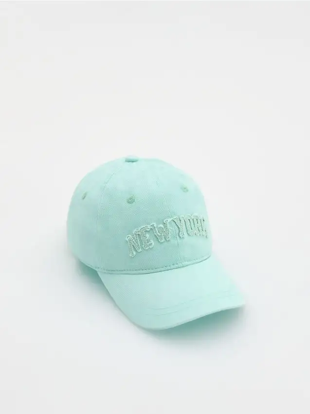 Cappello con visiera e ricamo Colore verde pallido