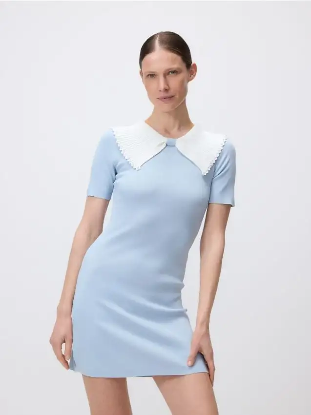 Abito con colletto decorativo Colore blu pallido