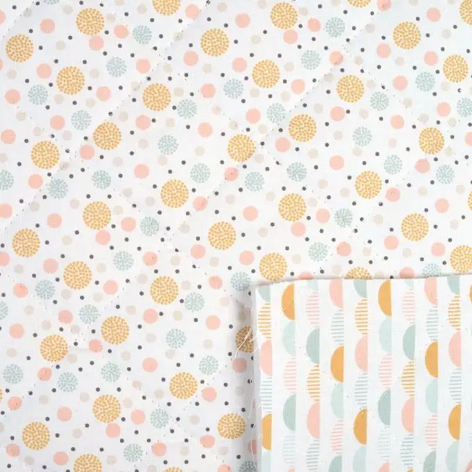 Tessuto trapuntato pompon e squame rosa e giallo