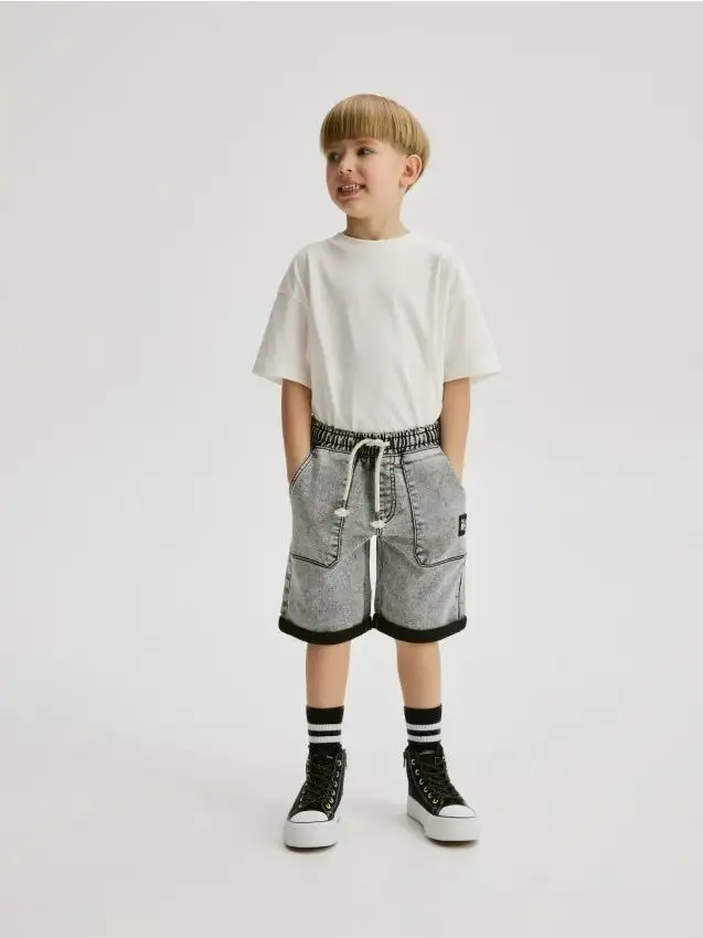 Pantaloncini regular in denim Colore grigio chiaro