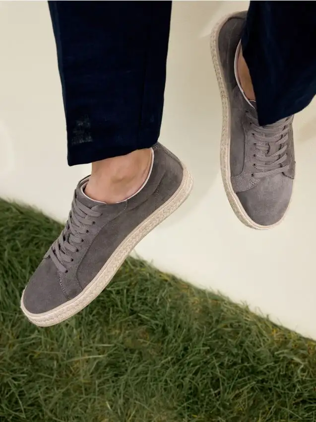 Sneaker con effetto scamosciato Colore grigio scuro