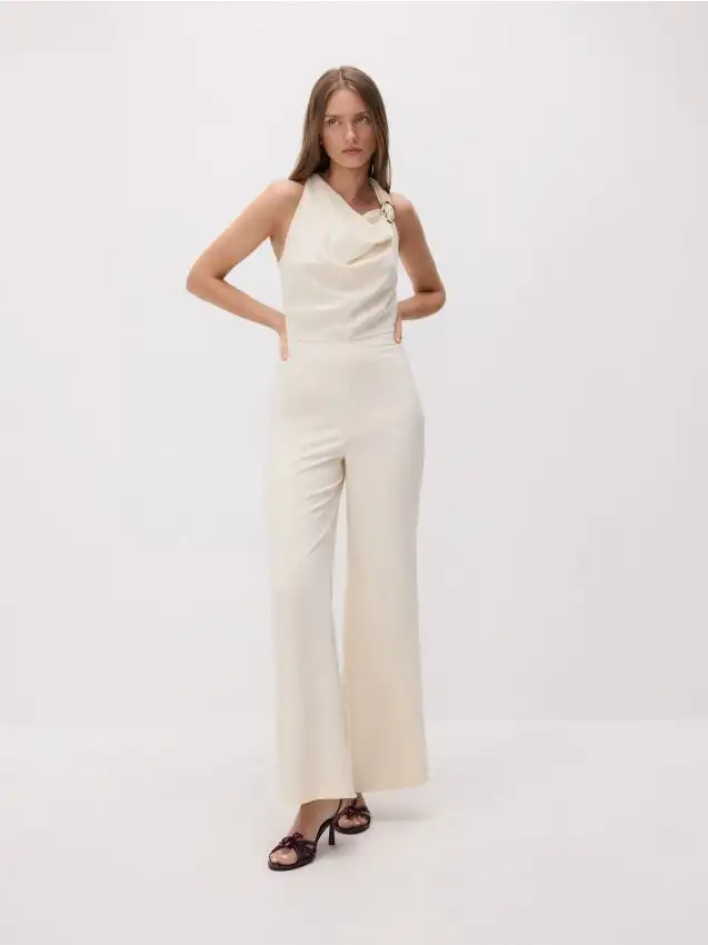 Tuta intera con fibbia decorativa Colore giallo chiaro