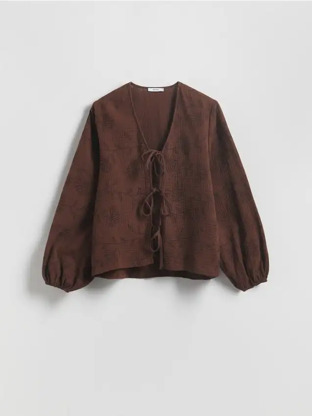 Blusa con nodo sul davanti Colore marrone scuro