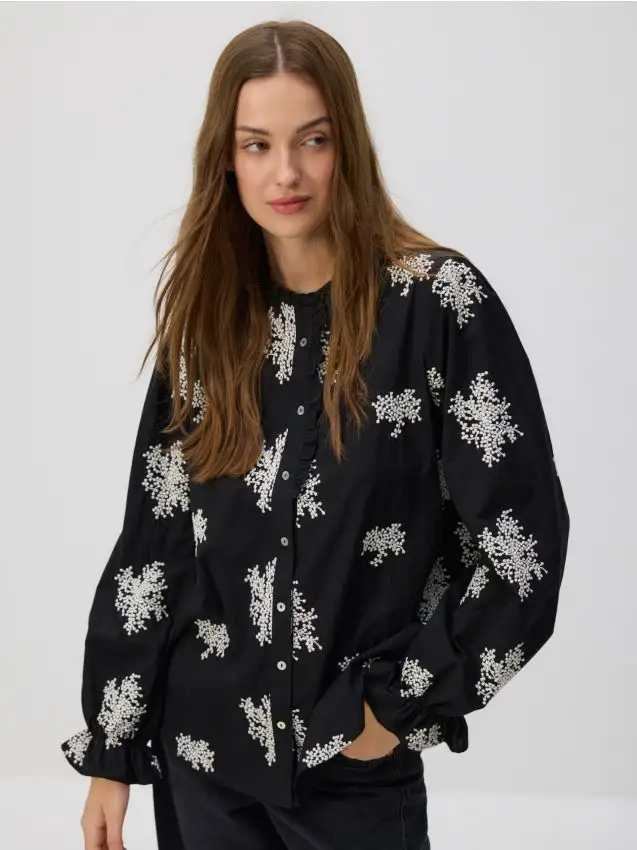 Camicia fantasia con ricamo Colore nero