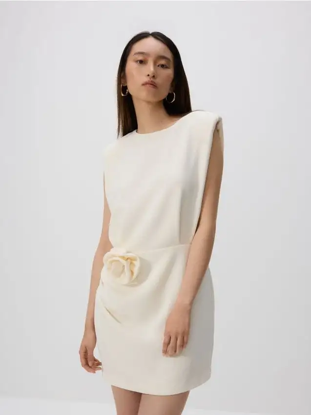 Vestitino con rosa decorativa Colore panna