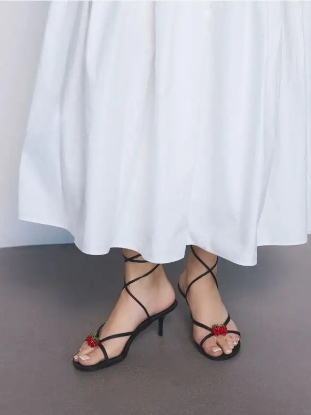 Sandali con cinturino alla caviglia Colore nero