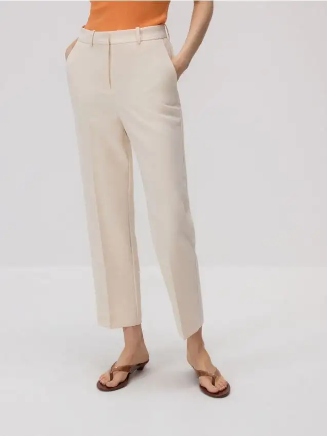 Pantaloni con piega stirata Colore beige