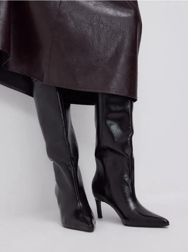 Stivali alti con tacco Colore viola scuro