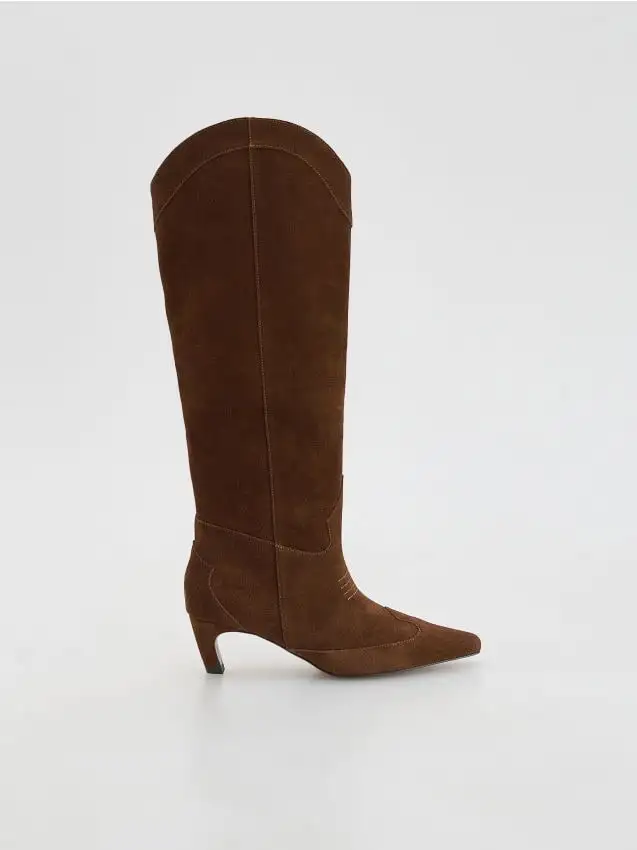 Stivali in camoscio con tacco Colore marrone dorato