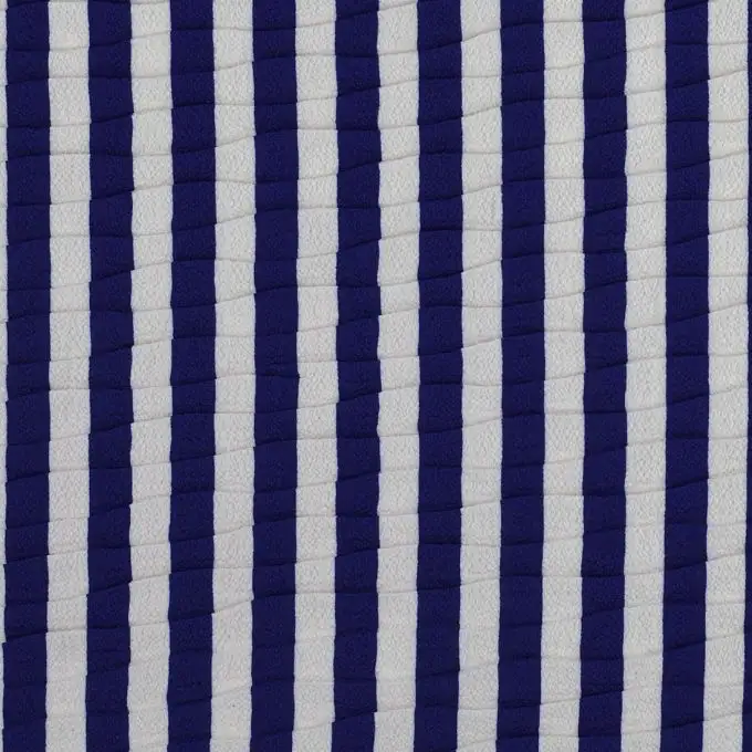 Tessuto crêpe plissettato blu e bianco