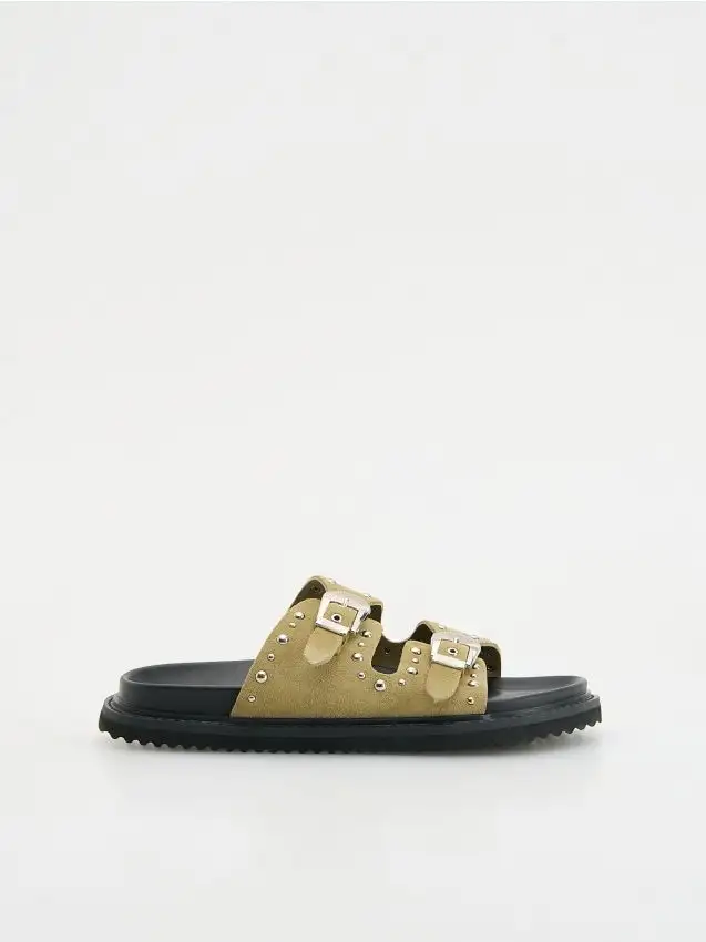 Ciabatte in pelle scamosciata con fibbie Colore verde oliva caldo