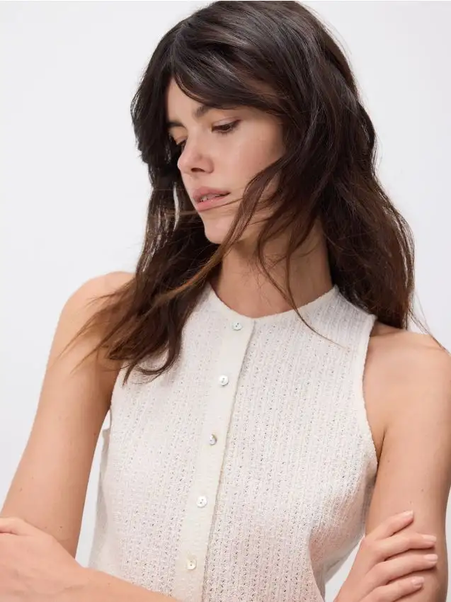 Blusa con bottoni decorativi Colore panna