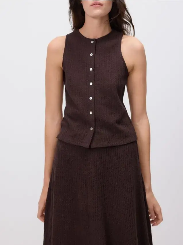 Blusa con bottoni decorativi Colore marrone scuro