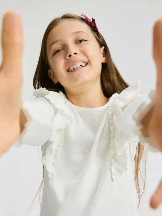 Blusa a costine con volant Colore panna