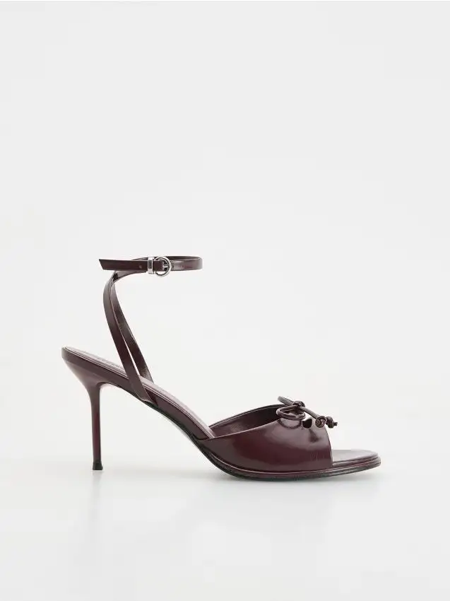 Sandali con tacco e fiocco Colore maroon