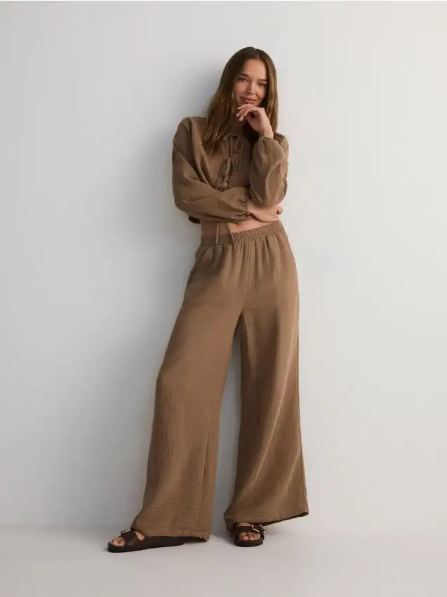 Pantaloni in mussola Colore marrone dorato