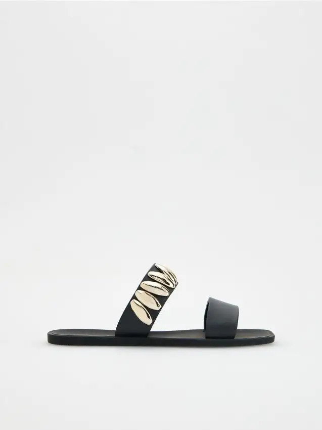 Ciabatte con cinturini decorativi Colore nero