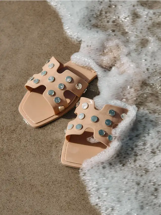 Ciabatte con borchie Colore beige