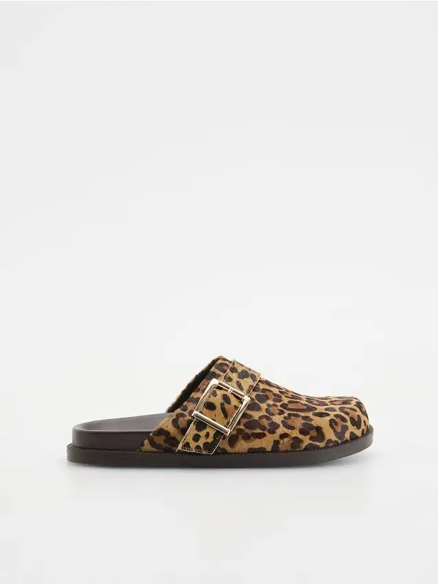 Mules de couro com estampa animal Colore multicolore