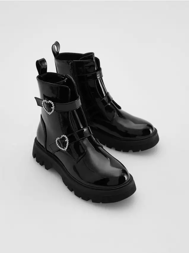 Stivaletti verniciati con cinturini Colore nero