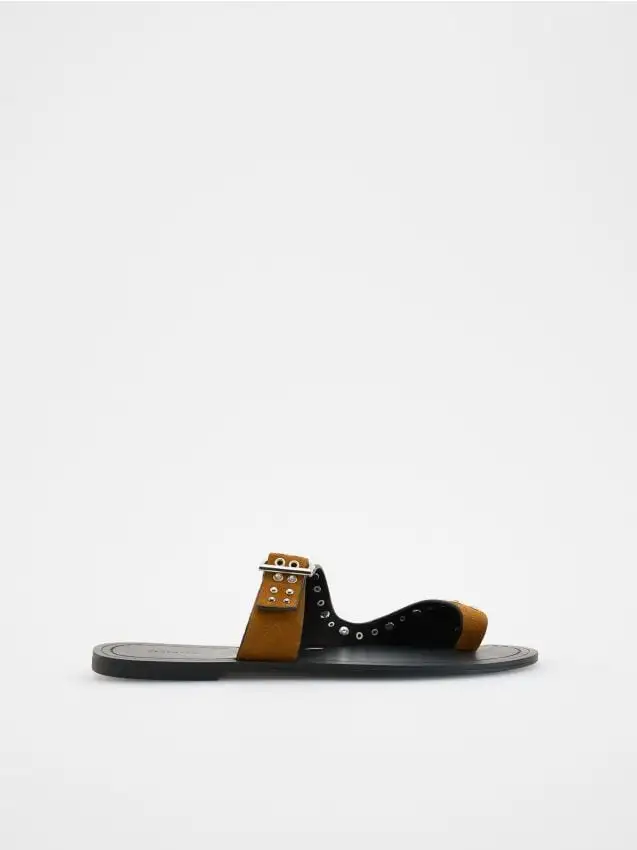 Sandali in camoscio con finiture metalliche Colore marrone dorato