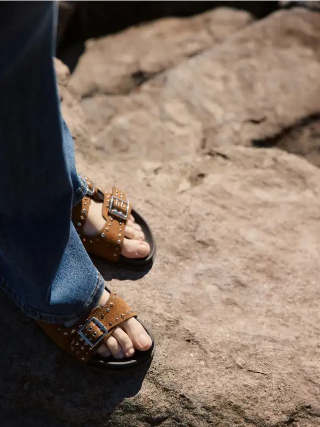 Sandali scamosciati con dettagli metallici Colore marrone dorato