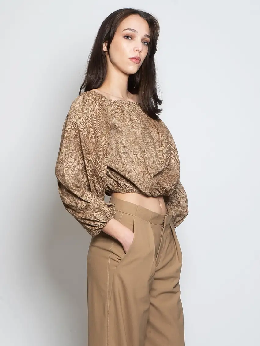 Blusa con Stampa Grafica All Over Cacao/Sabbia