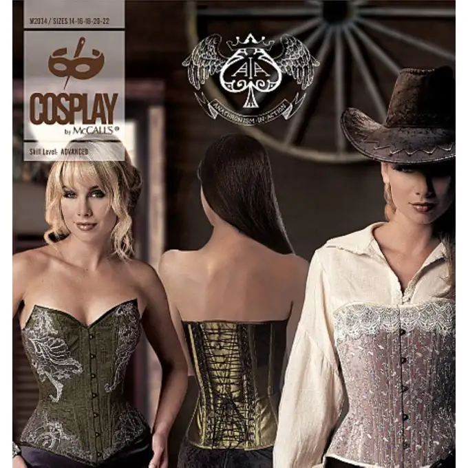 Modello cosplay con lacci