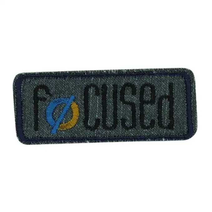 Jeans grigi con toppa concentrata