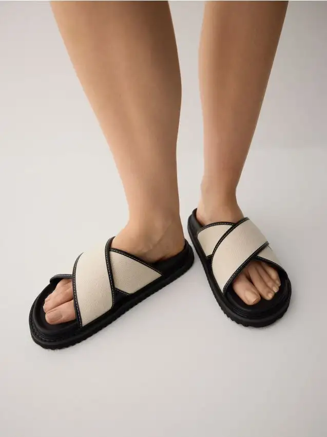 Ciabatte con fasce larghe Colore nero