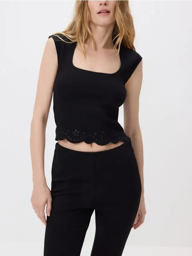 Blusa con finiture traforate Colore nero