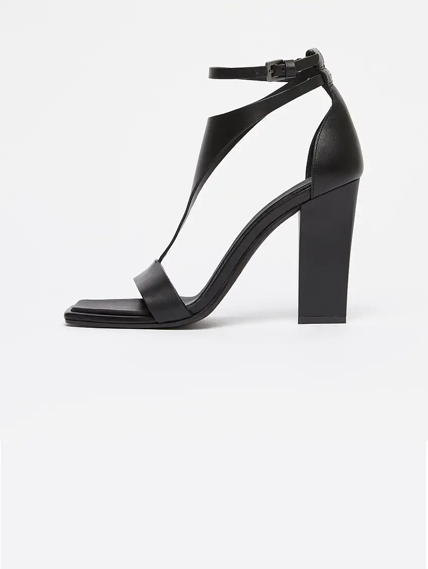 Sandalo in Pelle con Tacco Sagomato Nero