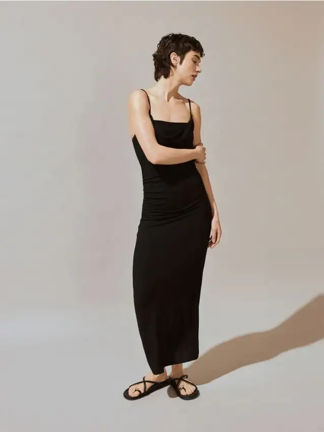 Viskozinė suknelė su petnešėlėmis Colore nero