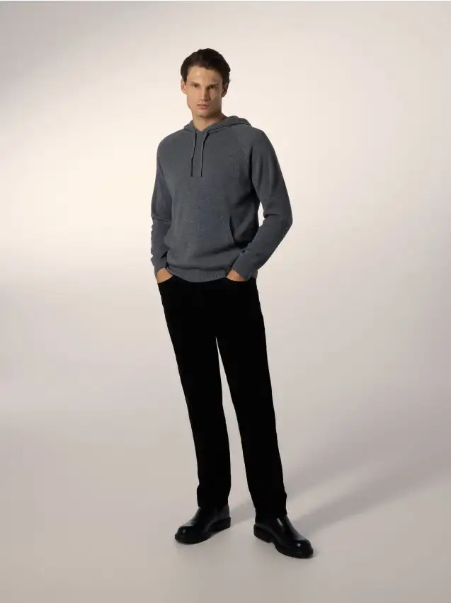 Maglione di lana con cappuccio Colore grigio scuro