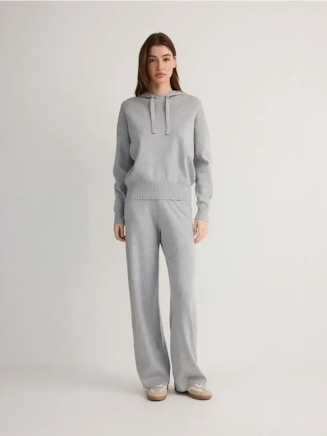 Pantaloni ampi in viscosa  Colore grigio chiaro