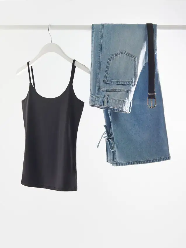 Top liscio con spalline Colore nero