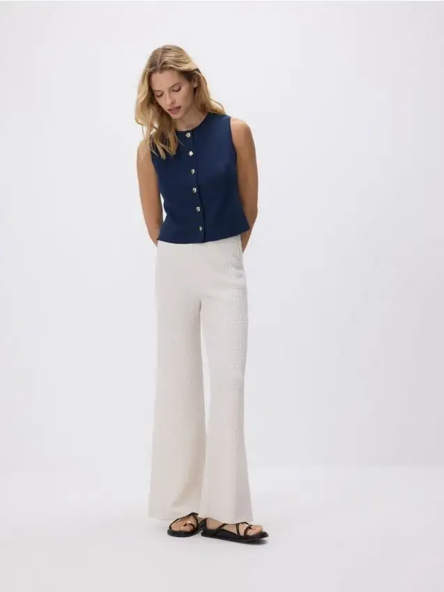 Gilet con bottoni decorativi Colore blu scuro