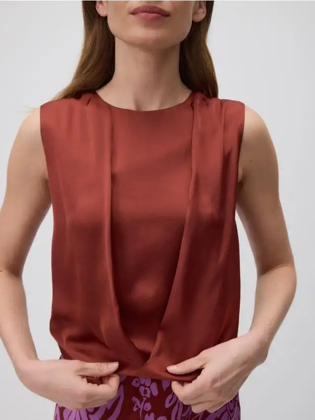 Blusa con sovrapposizione sul davanti Colore carminio